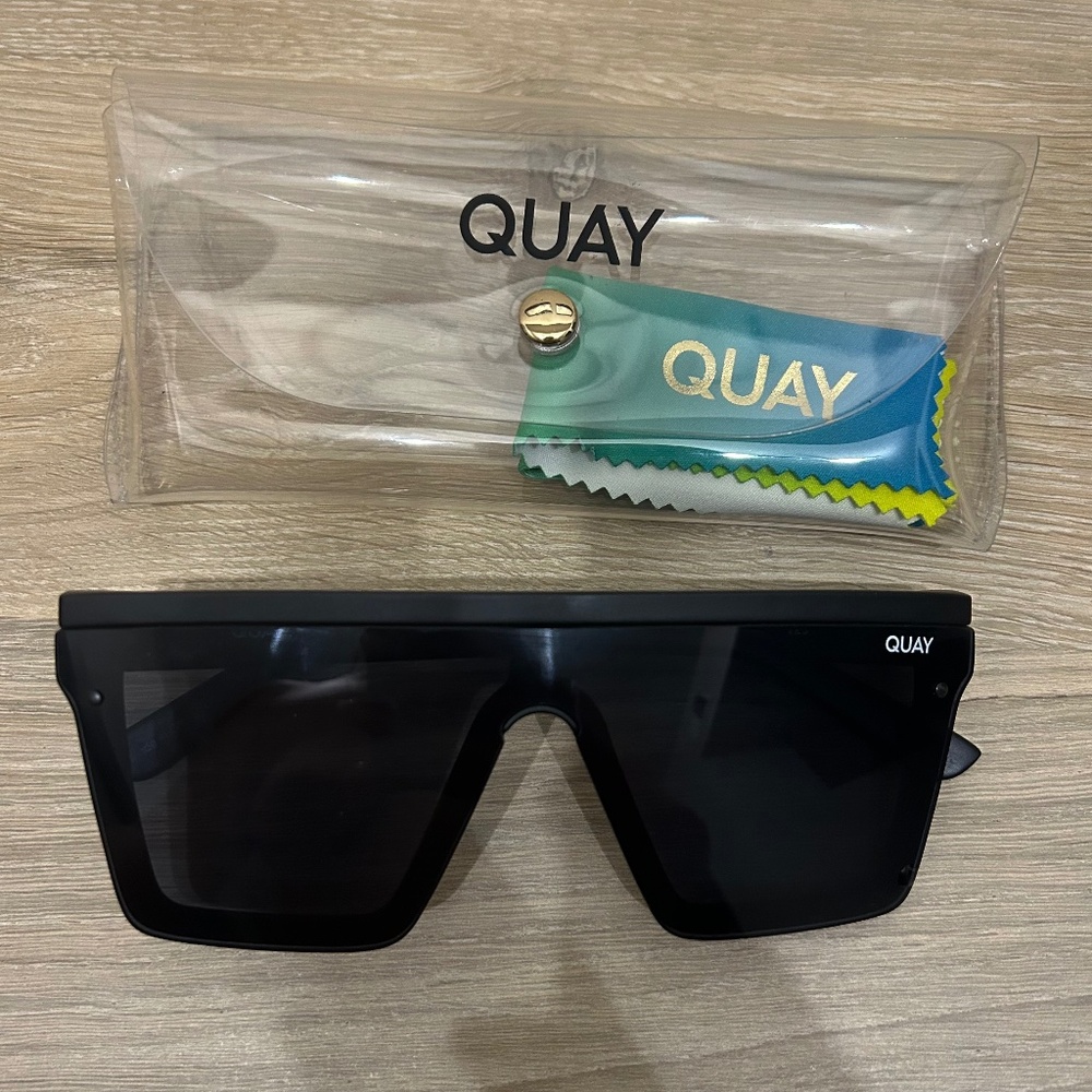 Quay Sunglasses “Hindsight”